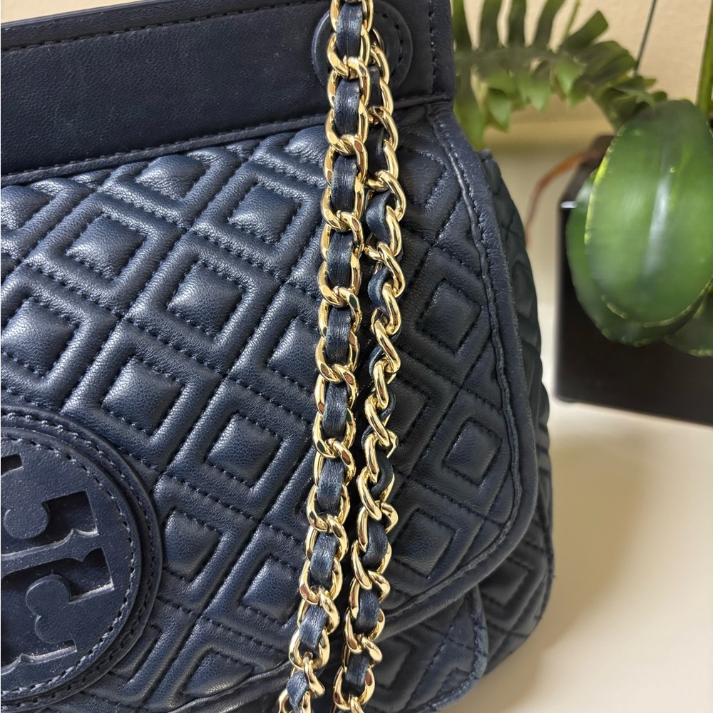 Tory Burch Navy Marion Quilted Bag - Picture 13 of 14